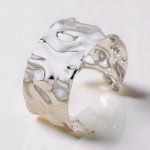 текстура с ефект на „течен метал“, гривна тип cuff
